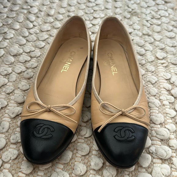 Chanel Black and Tan Ballet Flats - size 39 - Picture 3 of 8